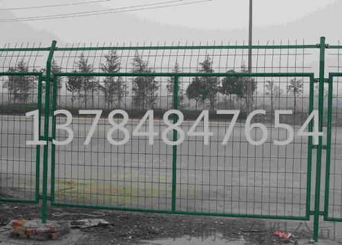 30度折弯框架护栏网/带扁铁浸塑护栏网/青岛公路护栏网